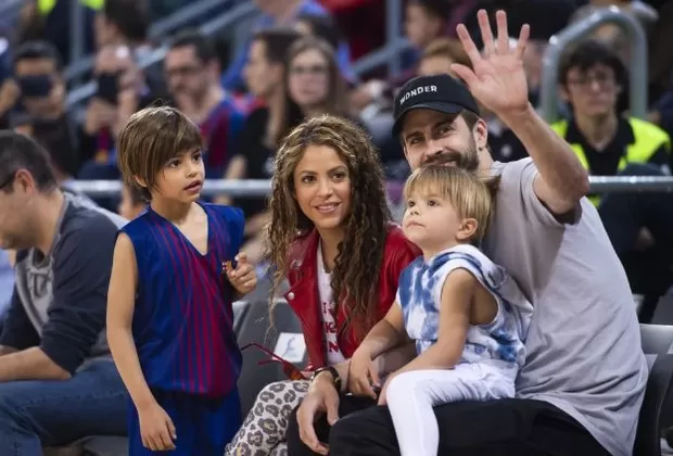 Shakira cabello castaño