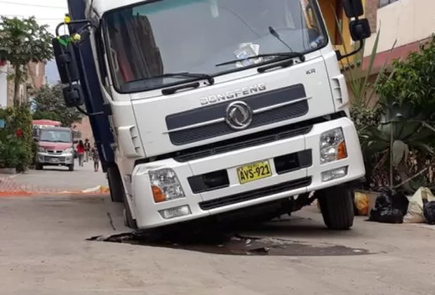 SMP: Grúa y camión se hunden al intentar remolcar carro recolector de basura 