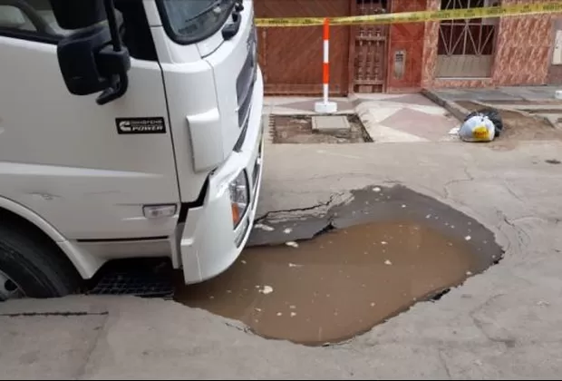 SMP: Grúa y camión se hunden al intentar remolcar carro recolector de basura 