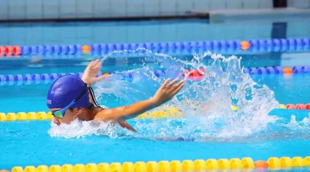 7 cosas que debes considerar antes de matricular a tu hijo en natación