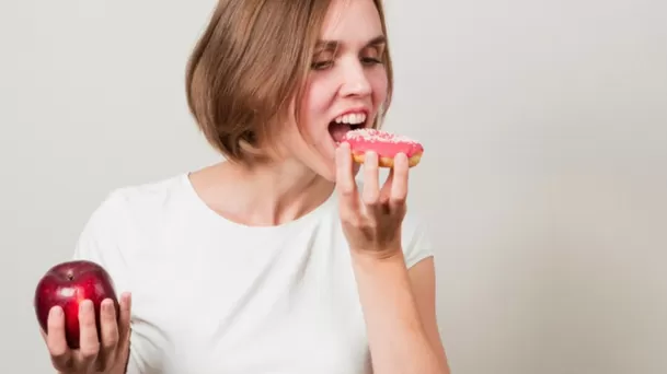 El consumo de azúcares procesados sin control dañan los dientes.