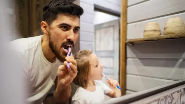 El cepillado debe hacerse por lo mínimo dos veces al día y debe incluir hilo dental.