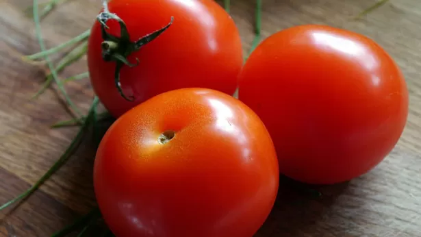 Consumir tomate puede estimular la producción de ácidos