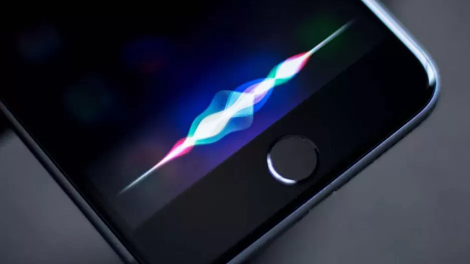 Conoce a la persona que le da voz a Siri