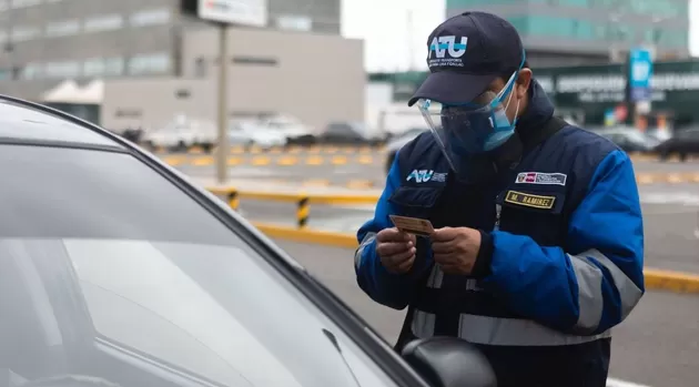 ¿Cómo saber si un conductor de taxi está autorizado por la ATU?