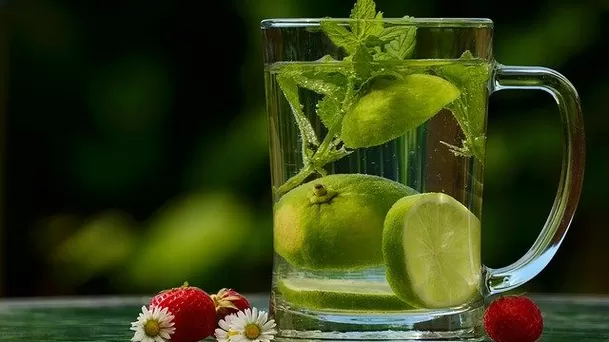 Lo que debes saber sobre el agua con limón