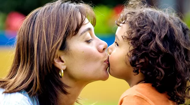 ¿Por qué no debes besar en la boca a tu hijo pequeño?