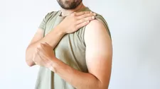 ¿Por qué se oscurece la piel de los brazos?