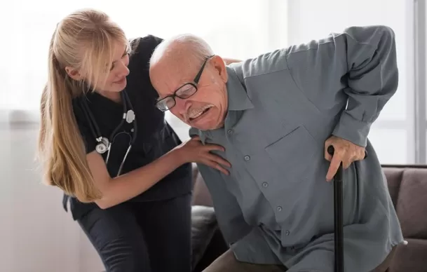 Una simple caída puede tener como consecuencia la fractura de cadera.