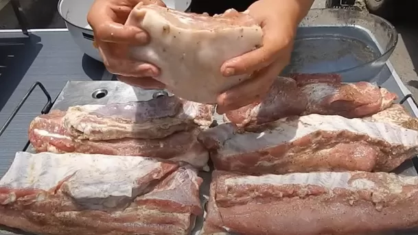 Colocar la carne de cerdo con la piel hacia arriba en la caja china. (Foto: Entre Carne y Fuego BBQ)