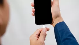 ¿Usar un cargador de diferente marca a la de tu celular es peligroso?