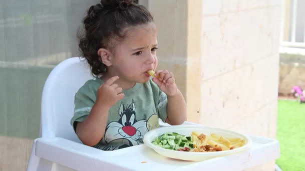 Motivar a los niños a sostener los alimentos para que sientan diversas texturas.