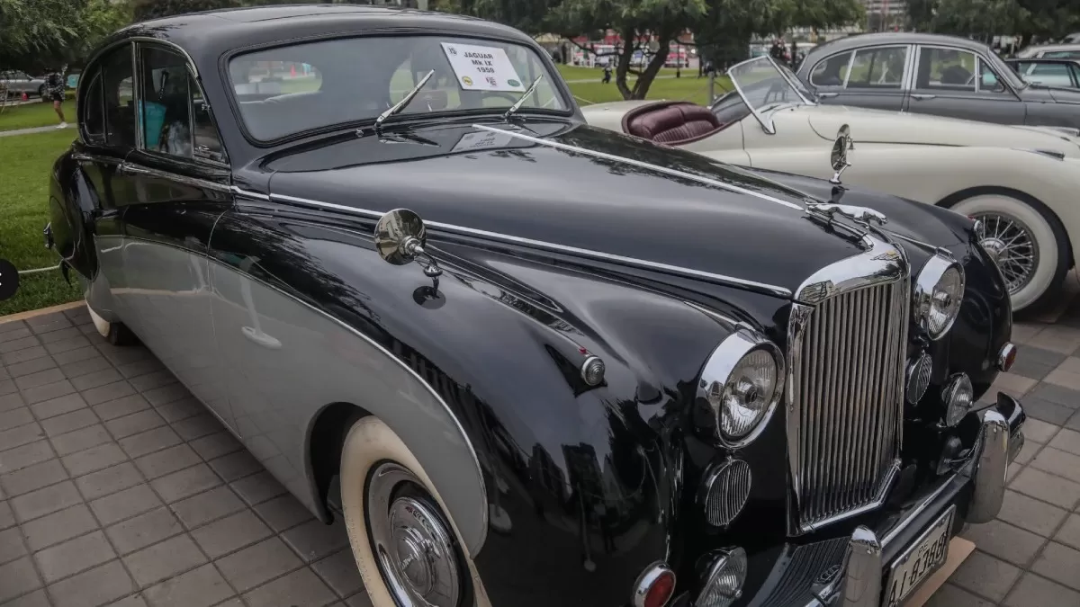 Un auto clásico de marca Jaguar de 1959. 