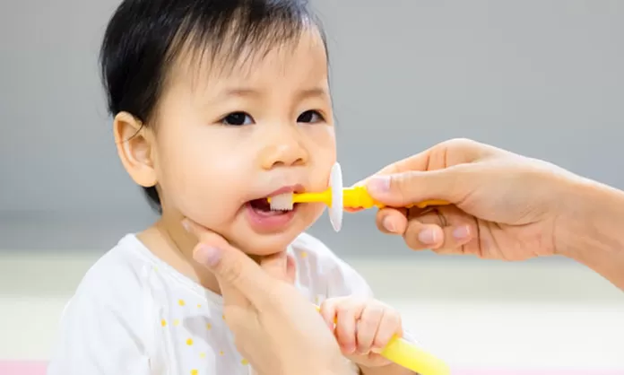 edad y cómo cepillar los dientes tu bebé? - América Noticias