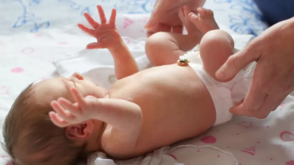 Descubre cómo cuidar y limpiar el ombligo de un bebé recién nacido