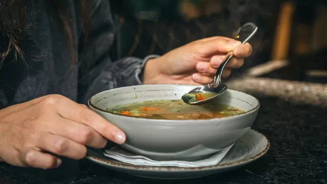 Una buena sopa para el resfriado debe incluir verduras y fuentes de proteína. 