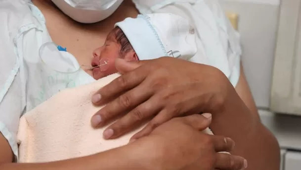 El método canguro y el contacto piel con piel son vitales para regular las funciones biológicas del bebé. (Foto: Andina)