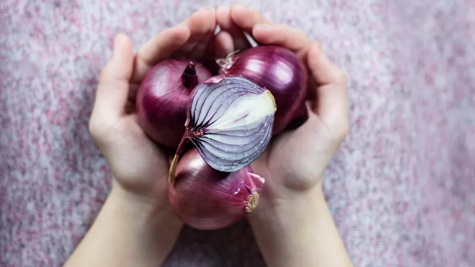 Un tip rápido para quitarte el olor a ajos y cebollas de las manos