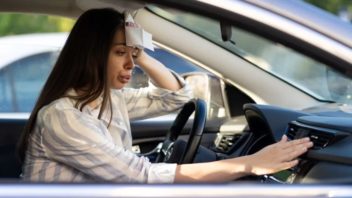 No abrir las ventanas o puertas es un primer error al enfriar el auto con aire acondicionado.