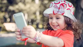 ¿Cuánto tiempo debe estar un adolescente con un celular?