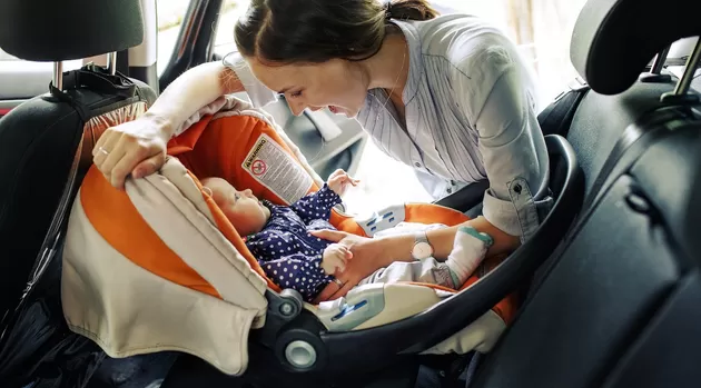 ¿Por qué el bebé debe ir sentado en el auto mirando hacia atrás?