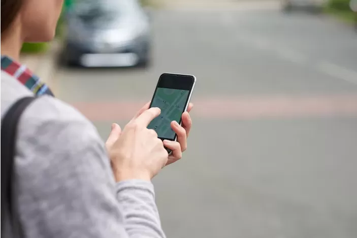 Además, de la identificación correcta del conductor, un aplicativo de taxi debe permitirte compartir tu viaje.