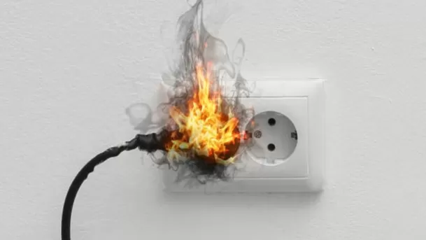 Las conexiones clandestinas pueden causar desde cortocircuito hasta incendios. Las conexiones clandestinas pueden causar desde cortocircuito hasta incendios.