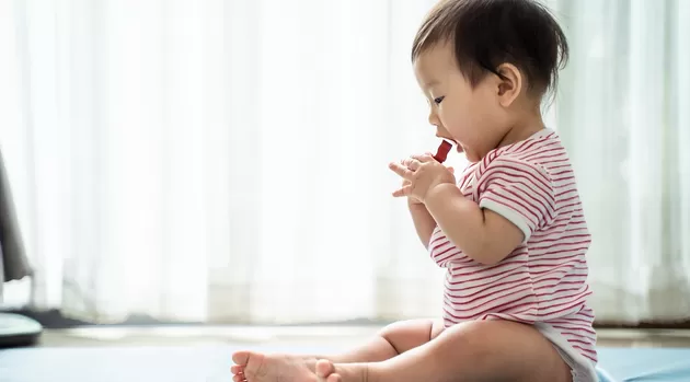 6 señales que indican que tu bebé se tragó un objeto diminuto