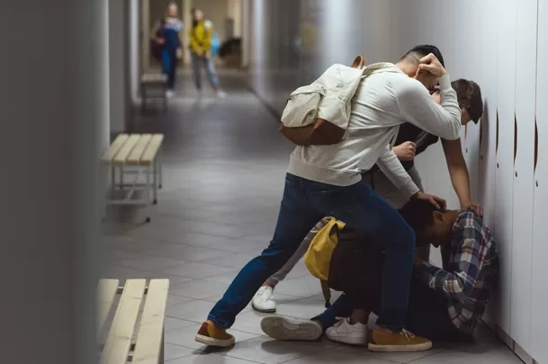 El bullying es una acción repetitiva de agresión hacia una persona o grupo de personas. 