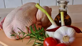 ¿Qué son las rayas blancas en el pollo crudo y por qué debes evitarlas?