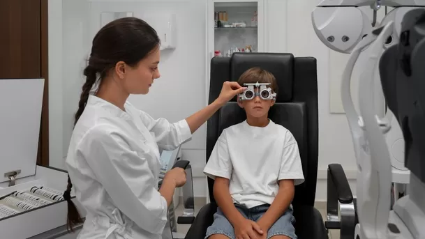 Se recomienda medir la vista cada seis meses en niños que ya usan lentes.