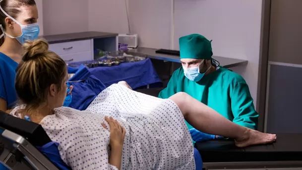 El corte conlleva puntos hacia adentro hasta 6 cm y hacia afuera de la vagina hasta 4 cm en promedio. El corte conlleva puntos hacia adentro hasta 6 cm y hacia afuera de la vagina hasta 4 cm en promedio.