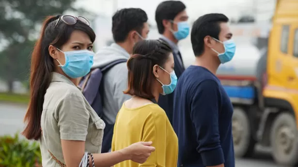 Miles de personas usan mascarillas para protegerse del coronavirus