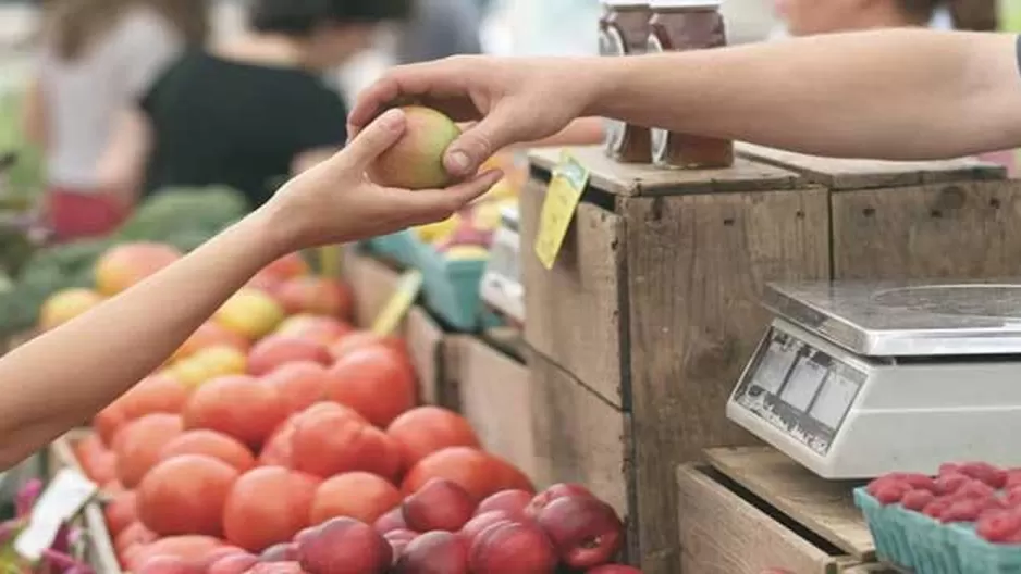 ¿Te puedes contagiar de la COVID-19 por los alimentos?