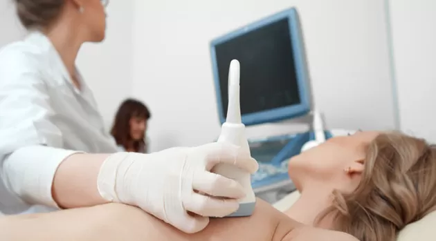 ¿Cuál es el principal síntoma de cáncer de mama que lleva a consulta?