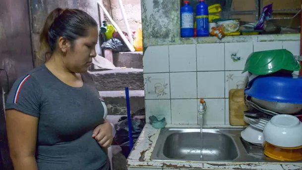 En contextos normales, se estima que una persona puede tener un consumo de agua de 100 litros diarios. En contextos normales, se estima que una persona puede tener un consumo de agua de 100 litros diarios.