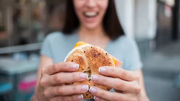 La porción y el alimento extra que se consuma con el pan definen la cantidad de calorías.