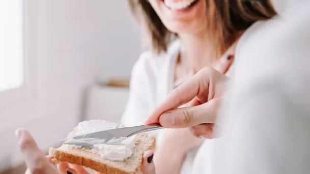 Consumir el pan con alimentos ricos en proteínas es saludable.