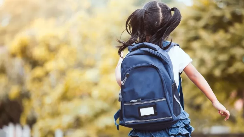 ¿Cuánto debe pesar la mochila de tu hijo para evitar daños en su espalda?