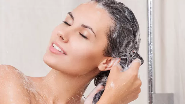 Cuánto tiempo debes dejar actuar el shampoo en tu cabello