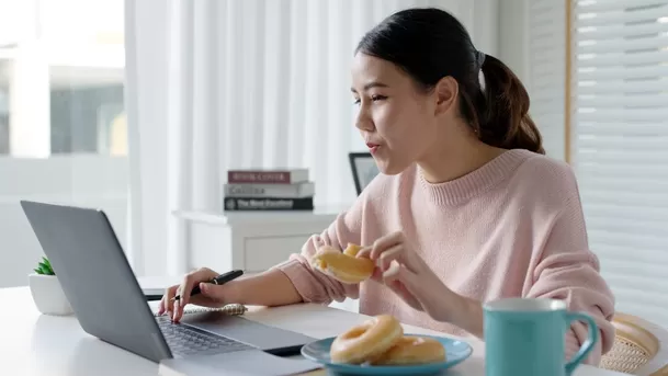 Una porción pequeña de postre puede consumirse en la media tarde o en la media mañana.