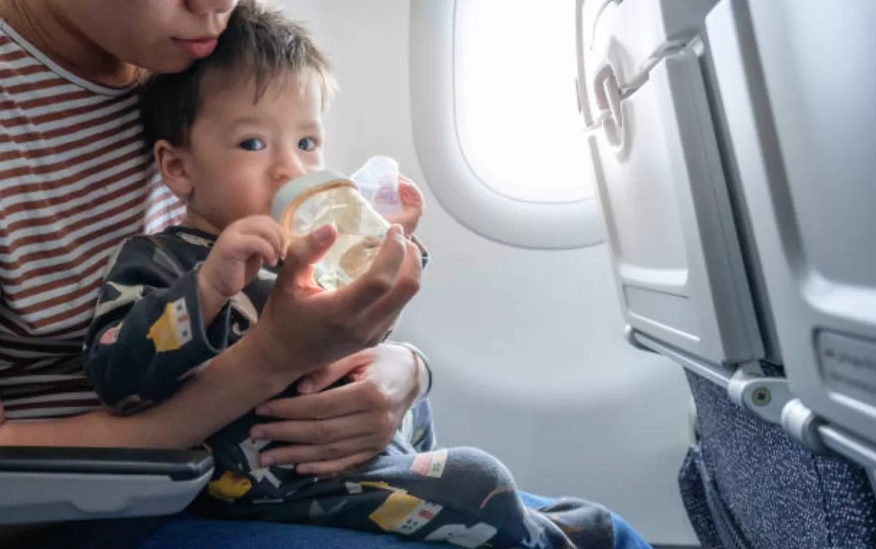 El pediatra debe dar visto bueno al viaje de un bebé en avión.