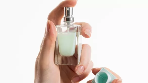 Con el decants de un perfume exclusivo puedes experimentar su fragancia antes de comprar su presentación completa. 