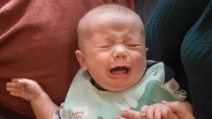 ¿Dejar llorar a tu bebé es malo o bueno?
