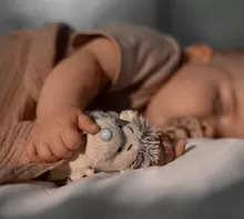 ¿Es bueno dejar que el bebé duerma varias horas sin lactar o comer?
