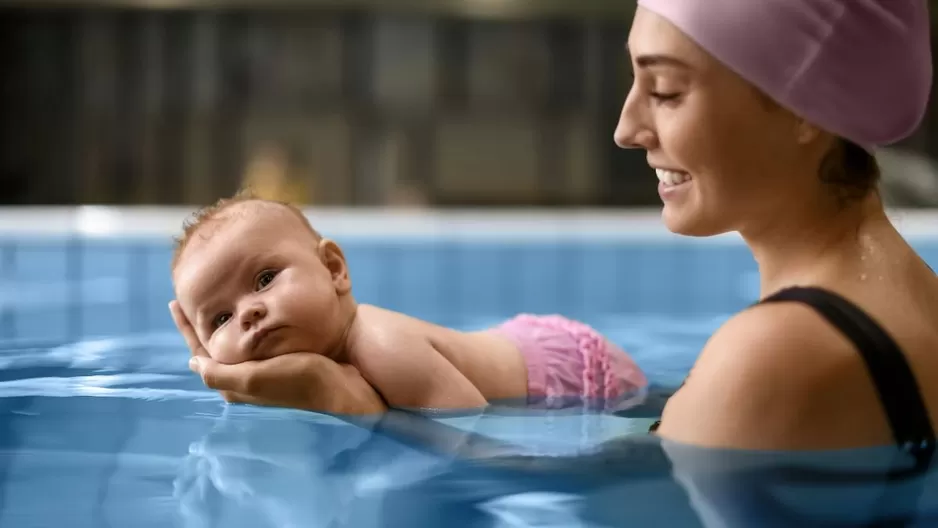 Lo que debes saber antes de meter a tu bebé a la piscina