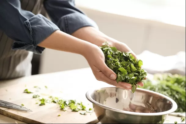 El vinagre y limón no son desinfectantes potentes para los vegetales, en comparación con la lejía. 