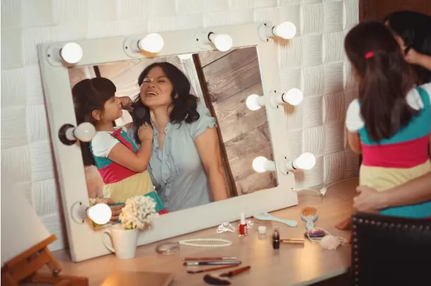 Un básico en el set de maquillaje son una paleta de sombras.