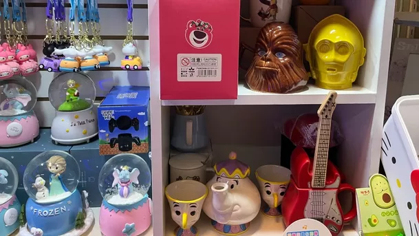 Tazas de diversos diseños desde 15 soles en Galería Mercado Central de Lima (Foto: ÚtileInteresante.pe)