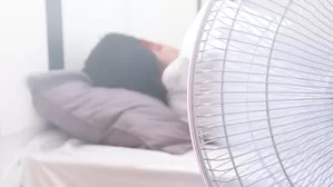 Las razones por las que no debes dormir con el ventilador